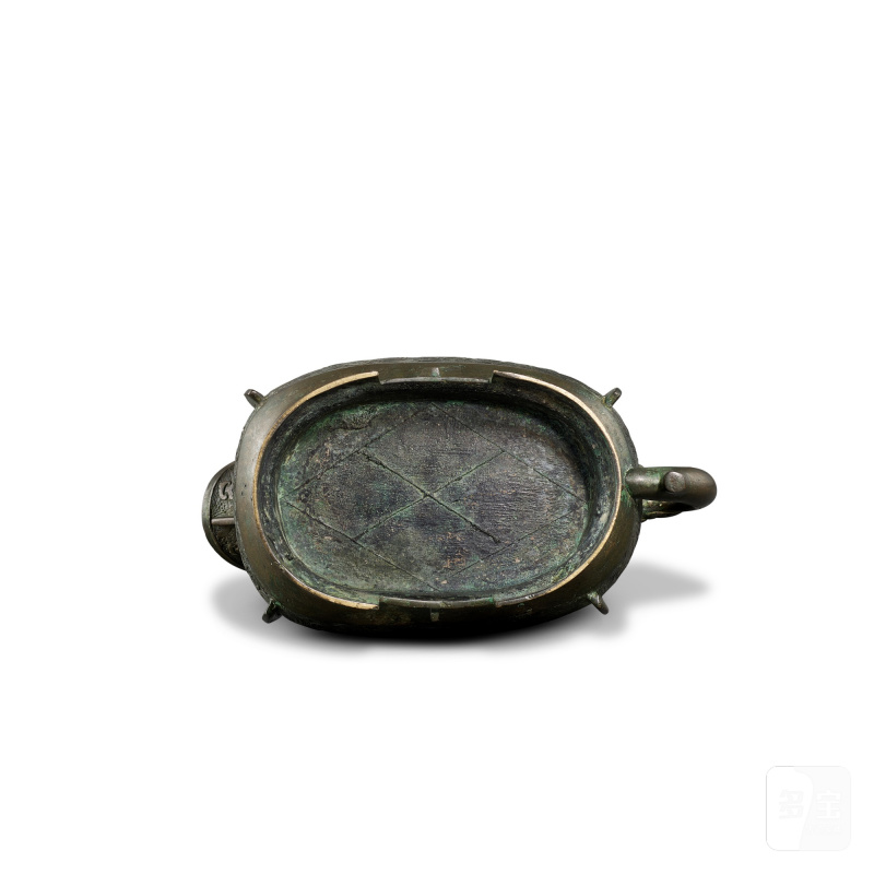 An inscribed bronze archaistic 'dragon and phoenix' wine vessel, gong, Yuan - Ming Dynasty | 元至明 青銅仿古龍鳳紋觥 - 图5
